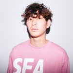 ピンクのシャツを着た男性の写真