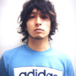 青いシャツを着た男性の写真