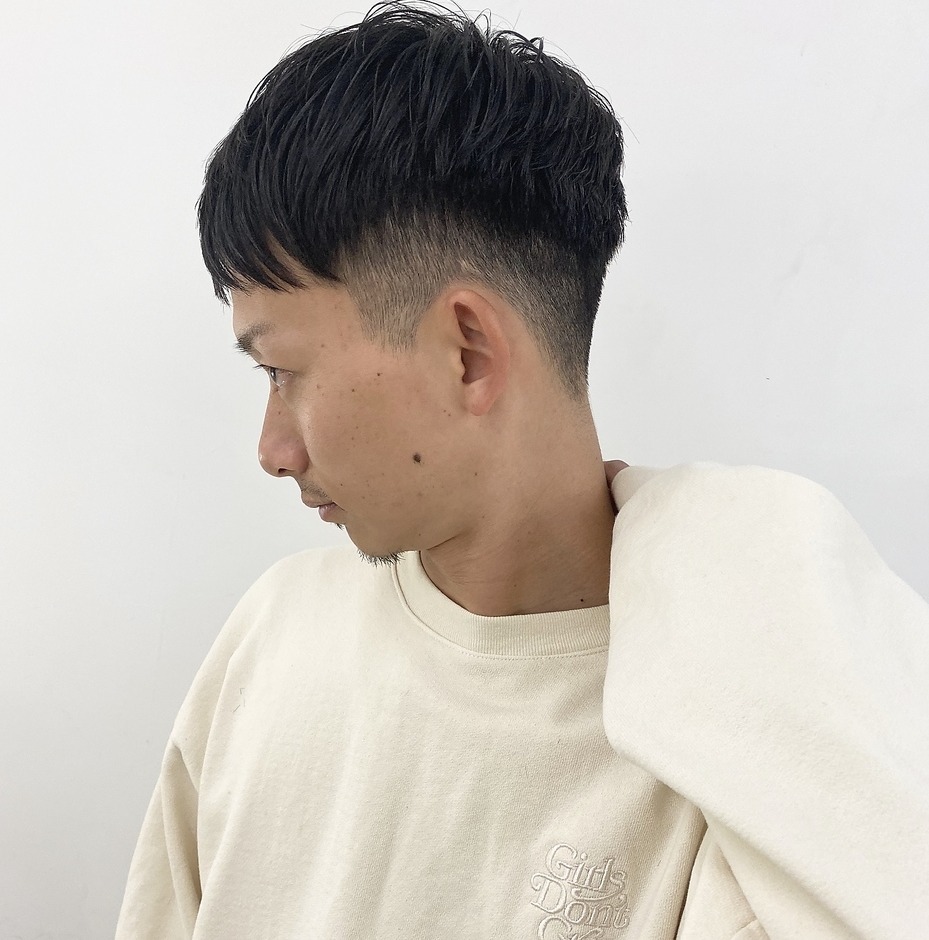 白いスウェットのツーブロックの男性の写真