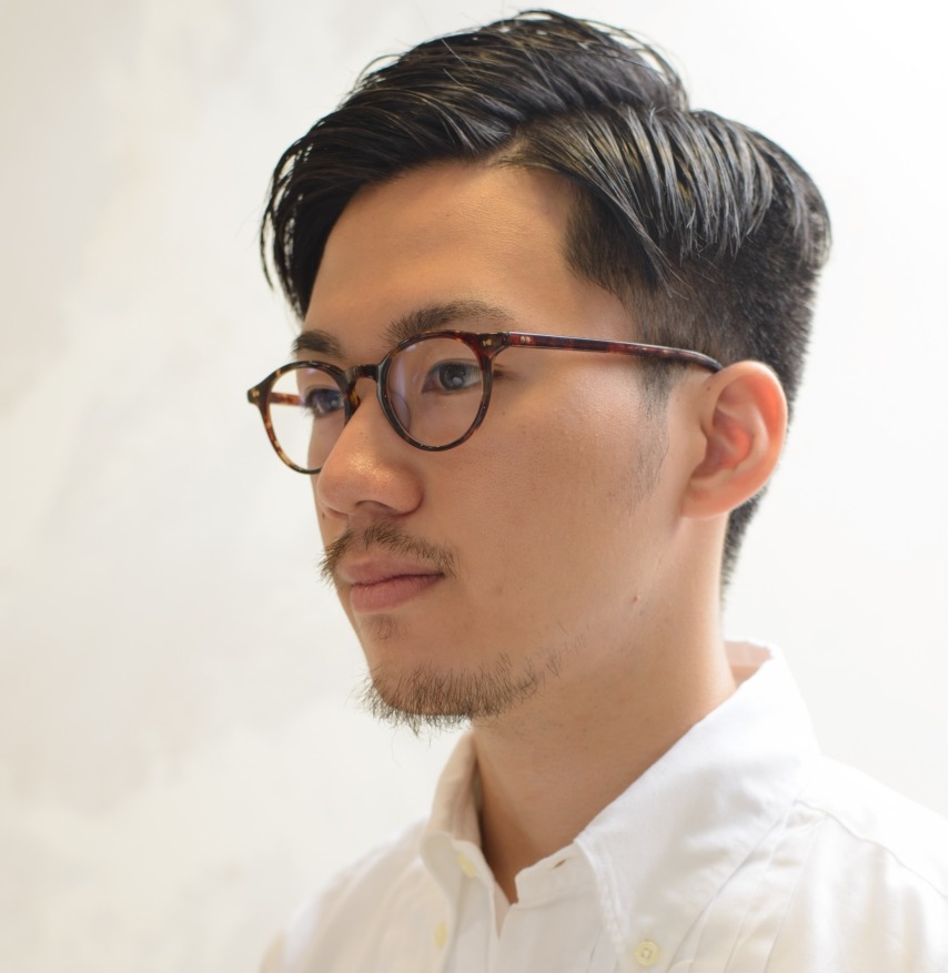 メガネをかけたクラシックなショートヘアの男性の写真