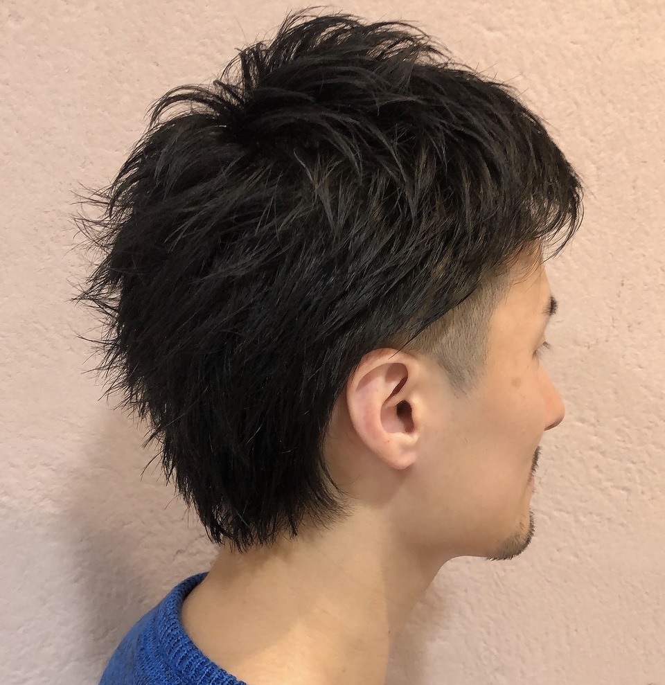 ルームのサイド刈り上げスタイルのバックショットの写真