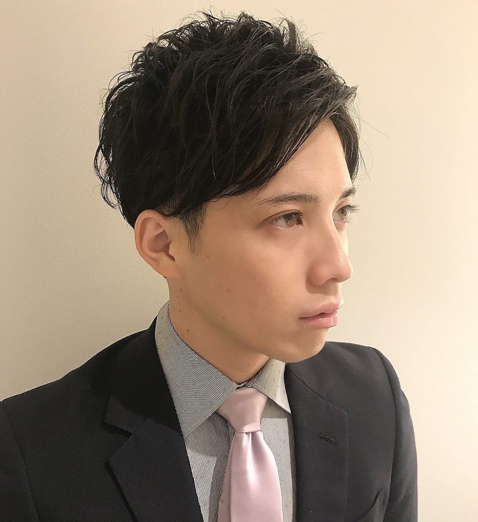 スーツを着たショートウェーブヘアの男性の写真