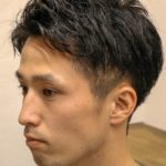 サイド刈り上げのショートヘアの男性の写真