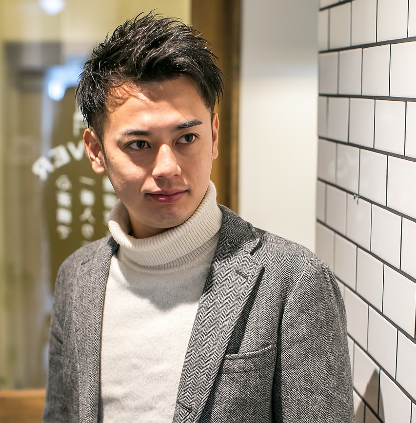 白いセーターを着たアップバングの男性の写真