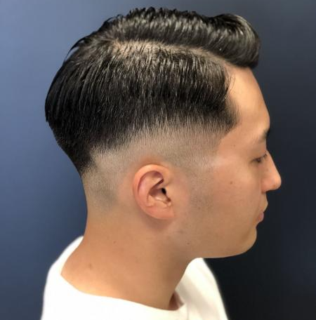 横を向くフェードスタイルの男性の写真