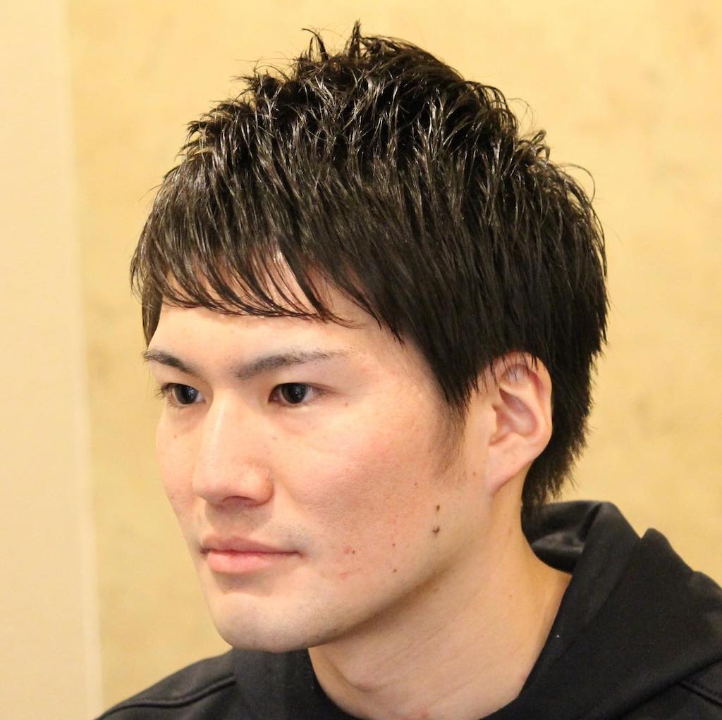トップを立ち上げた男性の写真