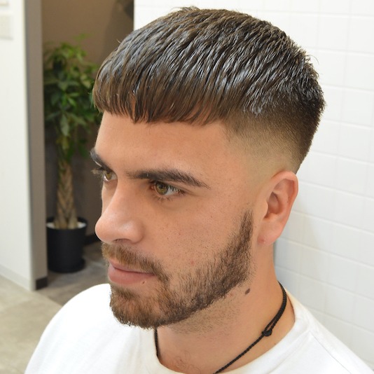 ブラウンヘアのフェードスタイルの男性の写真