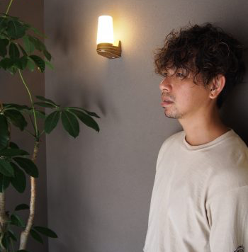 ライトの前に立つ男性の写真