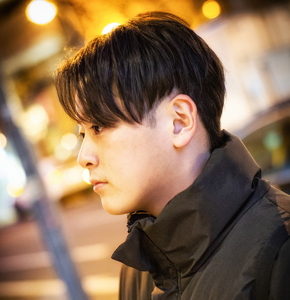 センターパートのストレートスタイルの写真