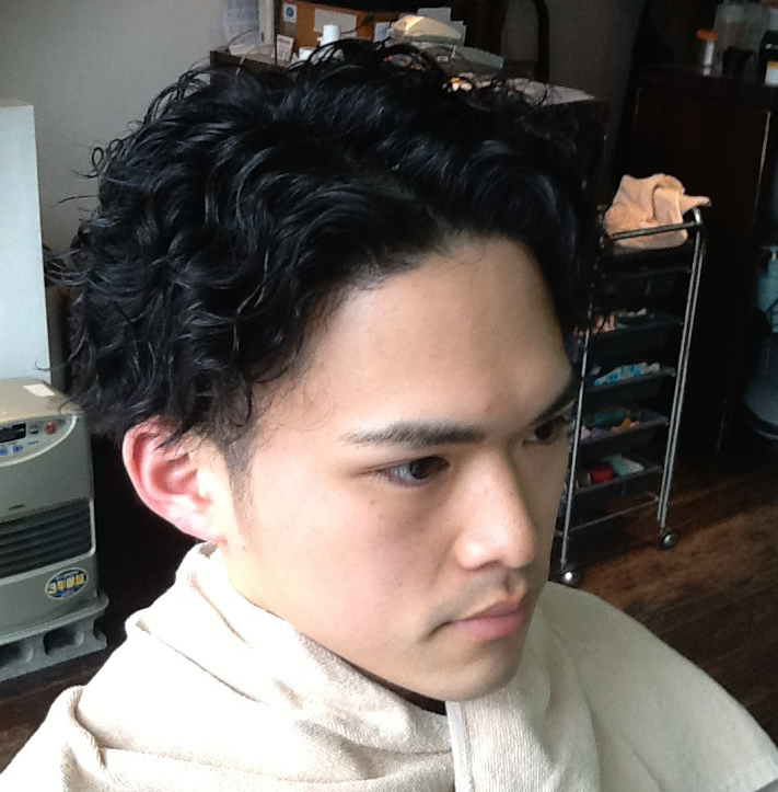 ハードなパーマスタイルの写真