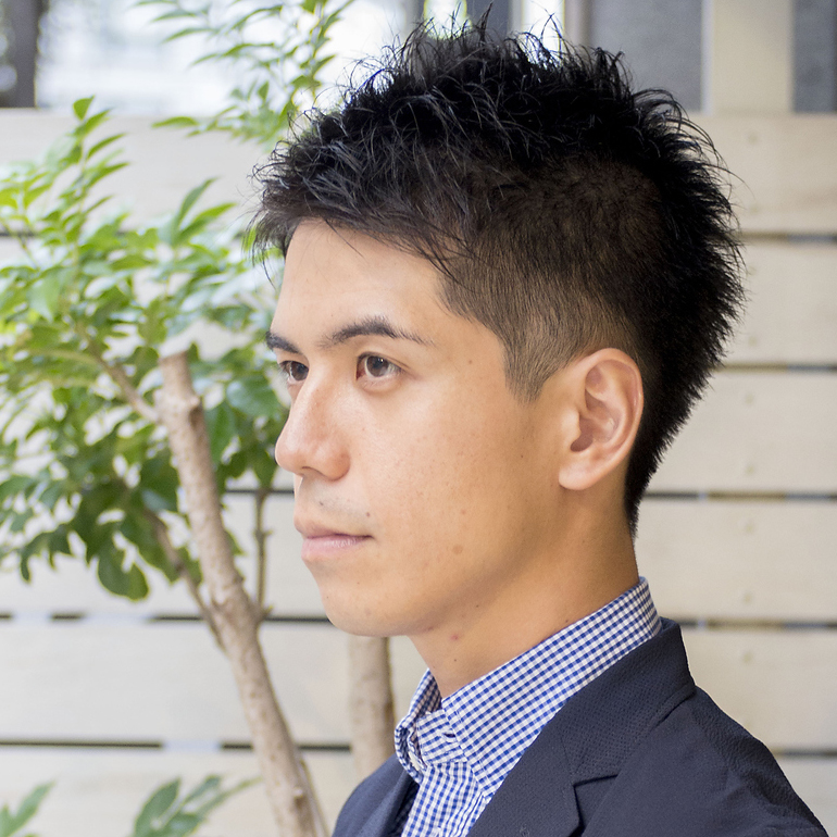 サイドや襟足をすっきりと刈り上げた男らしいスタイル
