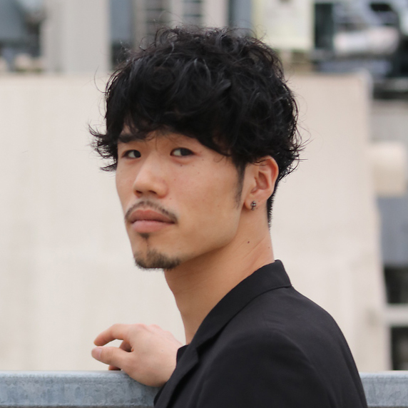 男の色気溢れる黒髪パーマスタイル