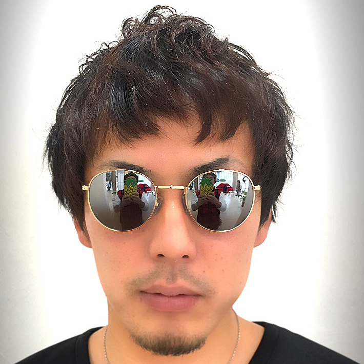 くせ毛を活かしたラフなショートスタイル