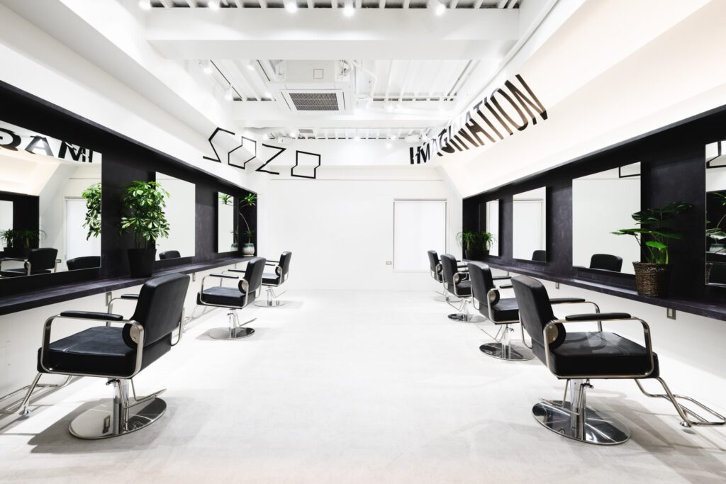 SOZO Hair&Make GINZAのシンプルな店内の写真