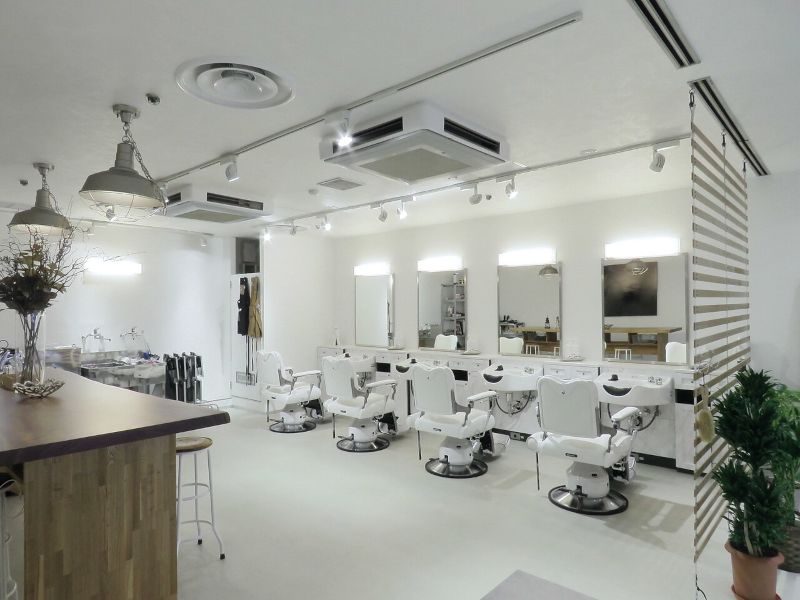BARBER SHOP Cloud9の白を基調とした店内の写真