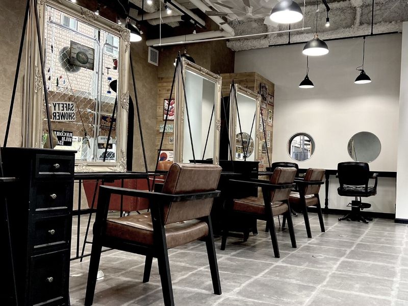men's salon hack. 梅田のインダストリアル調のインテリア