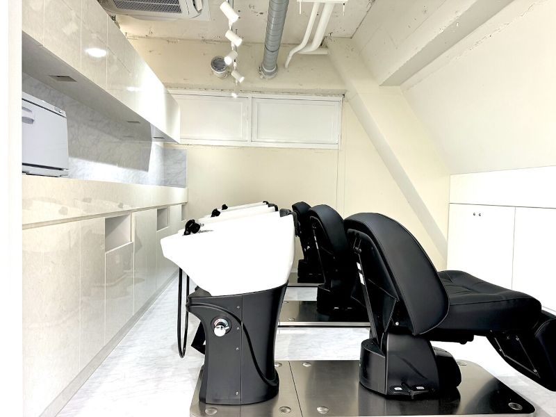 AI TOKYO 天神大名の広々としたシャンプースペースの写真