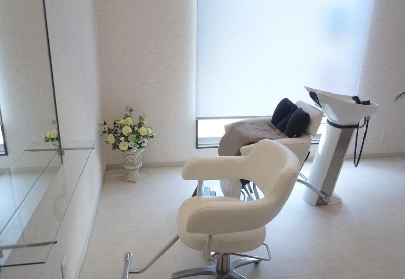 hair`s OWLのホワイトを基調とした店内の写真