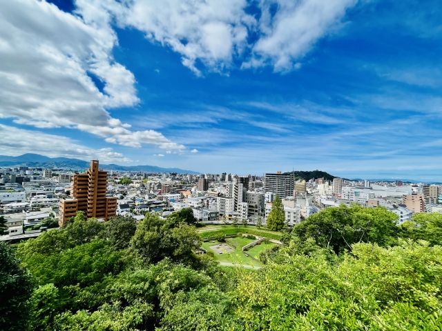 松山城から望む松山市街の風景