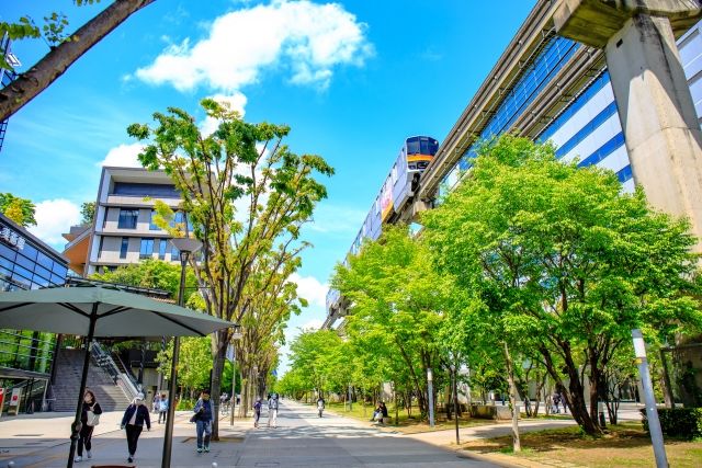 立川市の街並みとモノレールの風景