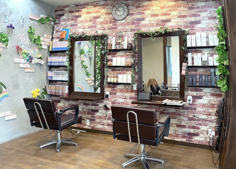 Hair Design nicoのレンガ調の店内